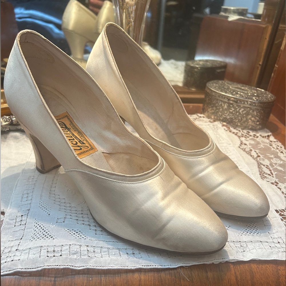 Late 1920s-1930s satin cream heels